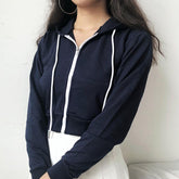 Sudadera corta con capucha negra, blanca, gris y azul oscuro
